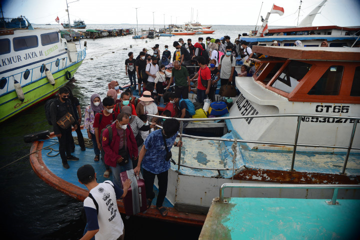 Wisatawan yang baru saja tiba dari Pulau Pari merapat di Dermaga Kali Adem, Penjaringan, Jakarta, Minggu, 2 Januari 2022.