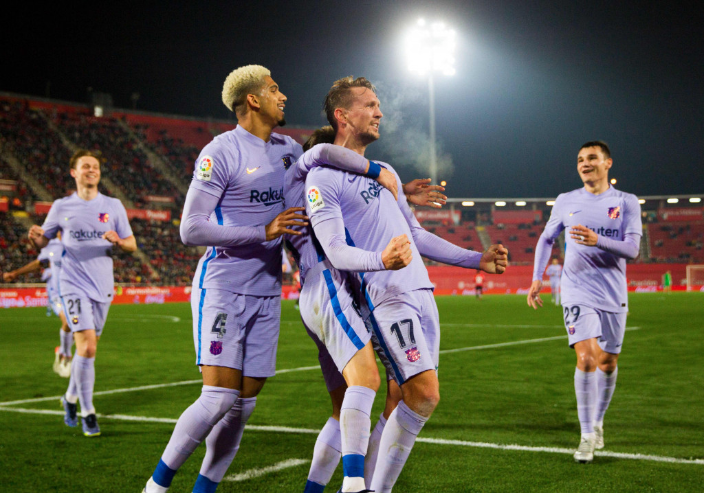 Luuk de Jong melakukan selebrasi usai mencetak gol ke gawang Mallorca pekan ke-19 Liga Spanyol musim 2021-2022, di Stadion Iberostar.