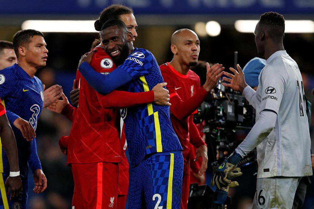 Liverpool harus puas membawa pulang satu poin dari kandang Chelsea pada pekan ke-21 Liga Inggris. Kedua tim bermain imbang 2-2 di Stamford Bridge, London, Minggu, 2 Januari 2022, malam WIB.