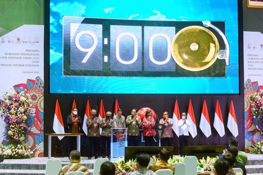 Presiden Joko Widodo secara resmi membuka Perdagangan Bursa Efek Indonesia (BEI) Tahun 2022, di Main Hall Tower 1 Gedung BEI, Jakarta, Senin, 3 Januari 2022, pagi.