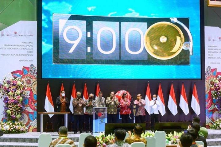 Presiden Joko Widodo secara resmi membuka Perdagangan Bursa Efek Indonesia (BEI) Tahun 2022, di Main Hall Tower 1 Gedung BEI, Jakarta, Senin, 3 Januari 2022, pagi.
