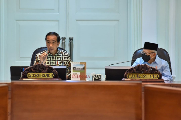 Presiden Joko Widodo mengingatkan pentingnya karantina warga dari luar negeri menyusul kenaikan kasus Covid-19 varian Omicron di Indonesia. Jokowi meminta tidak ada lagi dispensasi karantina bagi warga yang pulang dari luar negeri.