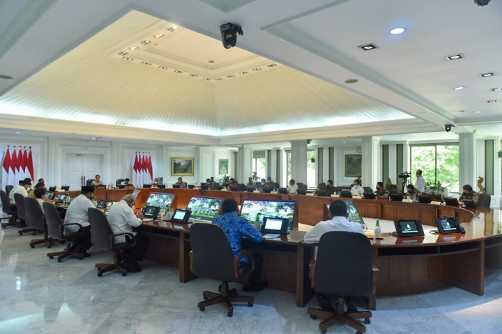 Jokowi juga meminta fasilitas kesehatan di pusat dan daerah terus disiapkan. Kenaikan kasus Omicron harus menjadi perhatian.