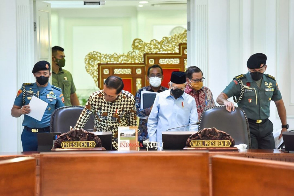 Presiden Joko Widodo didampingi Wakil Presiden Ma'ruf Amin memimpin Rapat Terbatas mengenai Evaluasi Pemberlakuan Pembatasan Kegiatan Masyarakat (PPKM), bertempat di Kantor Presiden, Jakarta, Senin, 3 Januari 2022.