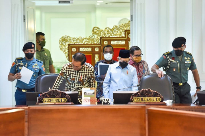 Presiden Joko Widodo didampingi Wakil Presiden Ma'ruf Amin memimpin Rapat Terbatas mengenai Evaluasi Pemberlakuan Pembatasan Kegiatan Masyarakat (PPKM), bertempat di Kantor Presiden, Jakarta, Senin, 3 Januari 2022.