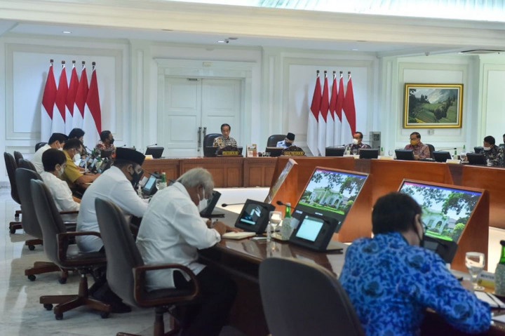 Jokowi mengatakan langkah mitigasi itu perlu dipersiapkan secara matang karena sudah terjadi penularan lokal kasus Omicron. Selain itu, masyarakat sudah mulai beraktivitas.