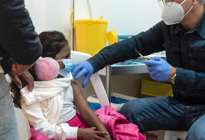 Petugas medis menyuntikkan vaksin covid-19 kepada seorang anak di Ibu Kota Siprus, Nicosia, Minggu, 2 Januari 2022.