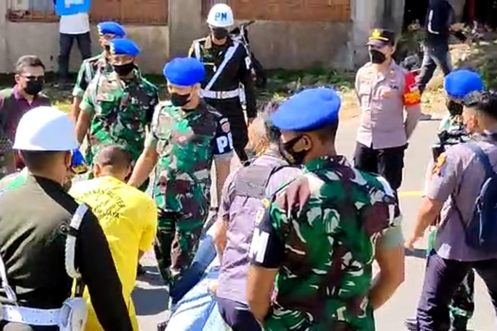 Polisi Militer (Pom) TNI Angkatan Darat (AD) melakukan rekonstruksi kecelakaan di Nagreg, Kabupaten Bandung, Senin, 3 Januari 2022, yang jasad korbannya ditemukan di Cilacap. Tiga tersangka juga dihadirkan dalam rekonstruksi tersebut.