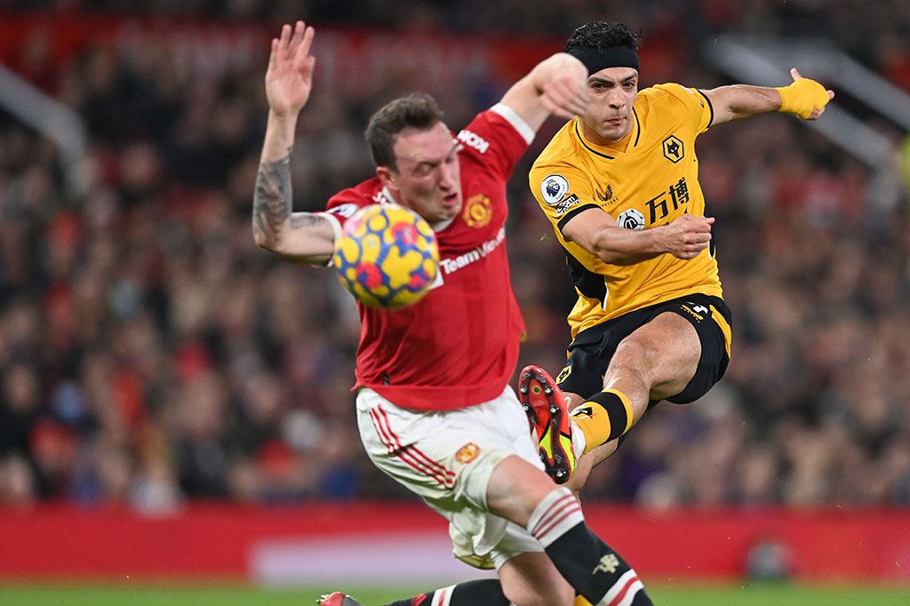 Phil Jones yang didera cedera membuat penampilan pertamanya di liga setelah hampir dua tahun saat Ralf Rangnick menurunkan mantan bek tengah Inggris itu di tengah absennya Harry Maguire, Victor Lindelof, dan Eric Bailly.