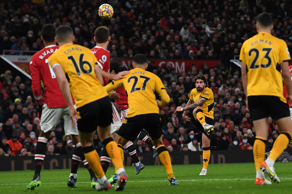 Tim tamu memiliki beberapa peluang untuk mengantongi keunggulan di awal babak pertama lewat Daniel Podence, Ruben Neves, dan Nelson Semedo. Beruntung gawang David De Gea tidak kebobolan.