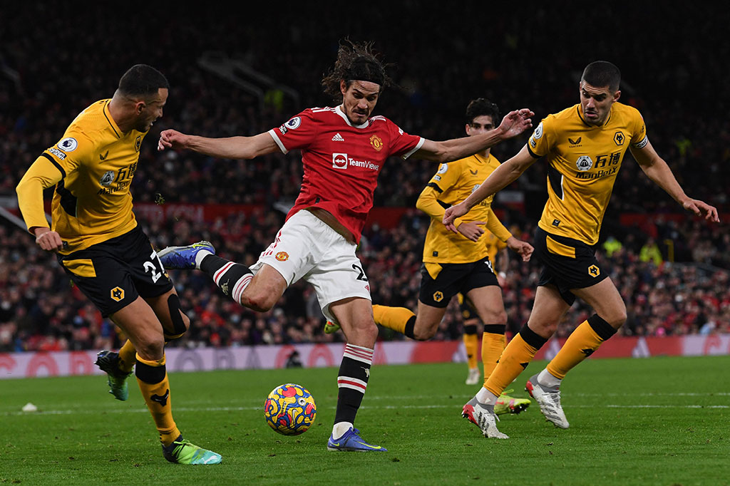 Sementara peluang MU lewat Edison Cavani pada menit ke-43 masih belum menemui sasaran. Tidak ada gol yang tercipta di babak pertama.
