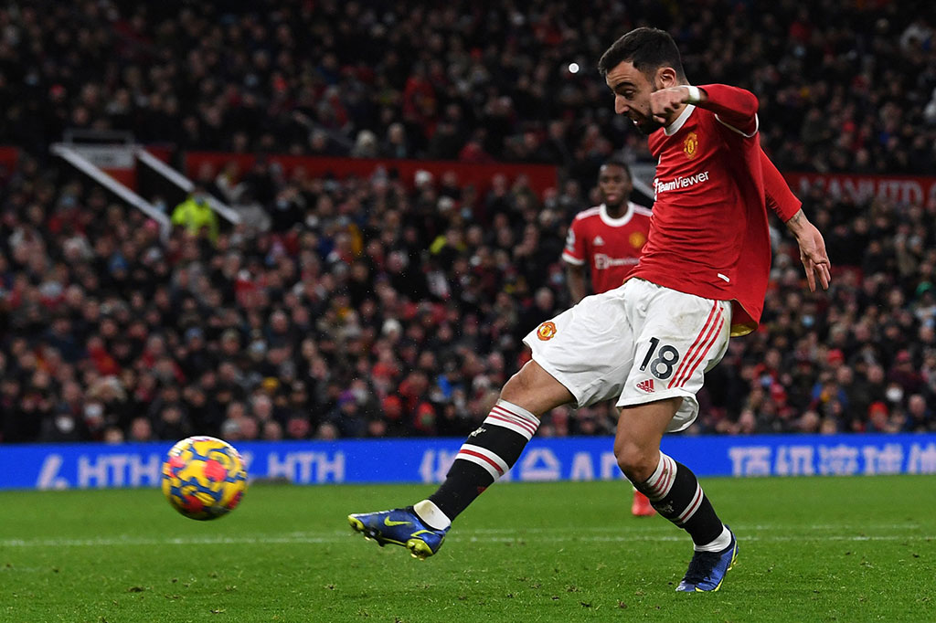 Sementara Bruno Fernandes memiliki peluang membuat United unggul saat ia menyambar bola datar umpan dari Nemanja Matic, namun masih membentur gawang.