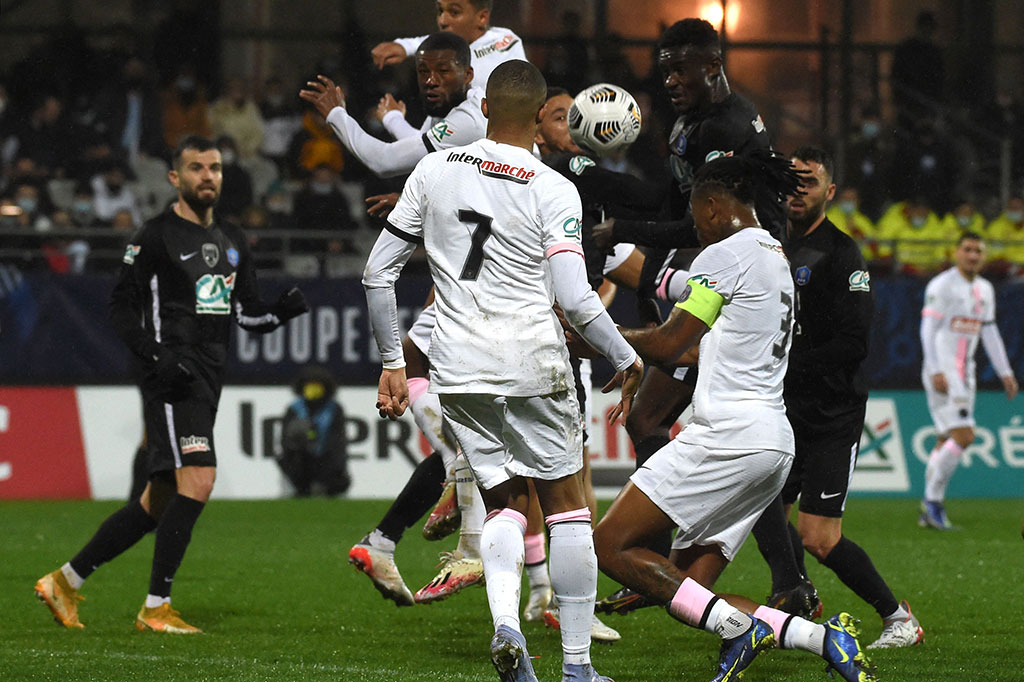 Bek Presnel Kimpembe, yang mengenakan ban kapten berhasil menjebol gawang tuan rumah pada menit ke-28 menyambut sepak pojok Nuno Mendes. Skor 1-0 bertahan hingga jeda.