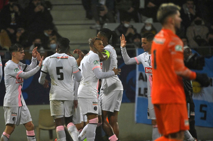 Mbappe melengkapi gol ketiga enam menit kemudian sekaligus golnya yang ke-150 dengan seragam PSG pada menit ke-76. Skor 4-0 untuk PSG bertahan hingga laga usai.