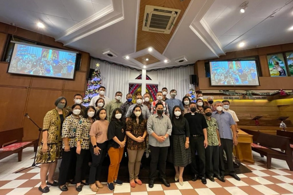 Dalam rangka perayaan natal dan tahun baru, Menteri BUMN Erick Thohir menyambangi GKI Diponegoro Surabaya, Minggu, 2 Januari 2022.