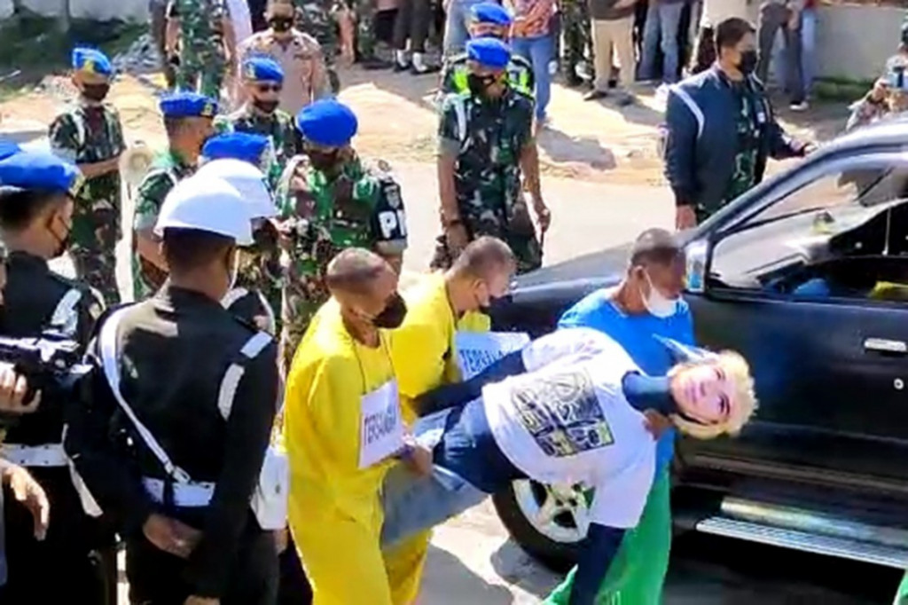 Polisi Militer (Pom) TNI Angkatan Darat (AD) melakukan rekonstruksi kecelakaan di Nagreg, Kabupaten Bandung, Senin, 3 Januari 2022, yang jasad korbannya ditemukan di Cilacap. Tiga tersangka juga dihadirkan dalam rekonstruksi tersebut.