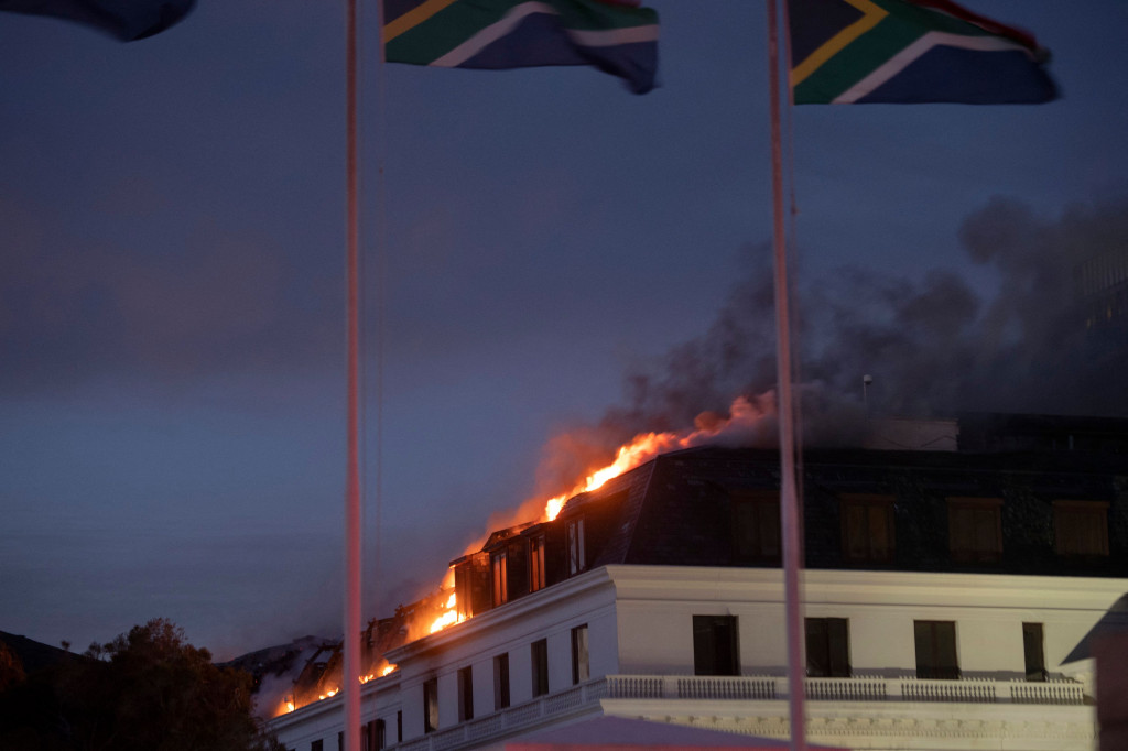 Dinas Pemadam Kebakaran dan Penyelamatan kota mengatakan di WhatsApp: 