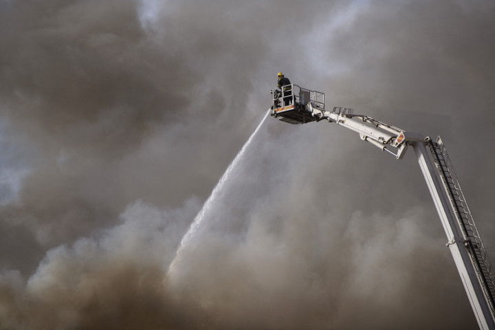 Hanya selusin petugas pemadam kebakaran yang masih dikerahkan dari sekitar 70 orang yang telah berjuang untuk menjinakkan api, dan sekitar 50 bala bantuan dikerahkan, menggunakan lift derek untuk mengarahkan selang mereka.