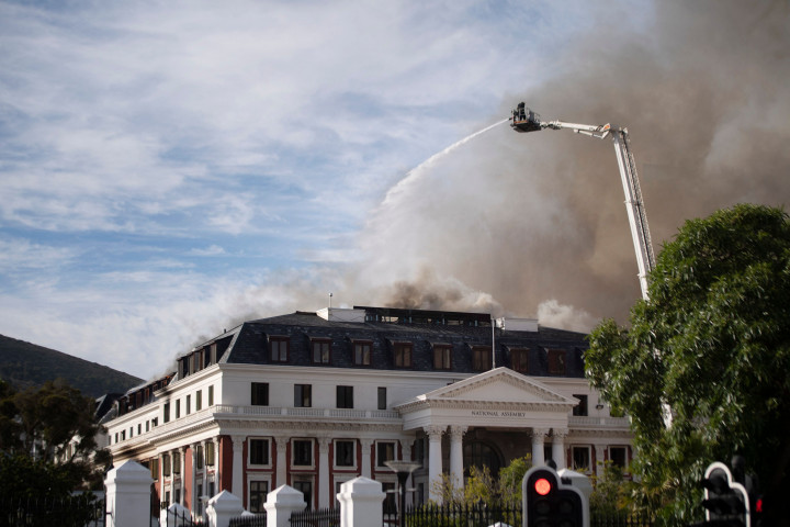 Tidak ada korban jiwa yang dilaporkan, tetapi kerusakannya sangat parah. 