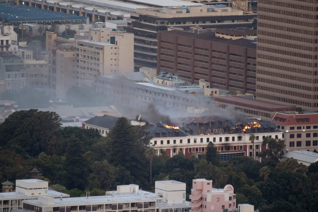 Juru bicara parlemen Moloto Mothapo mengatakan atap Majelis Nasional telah runtuh. 