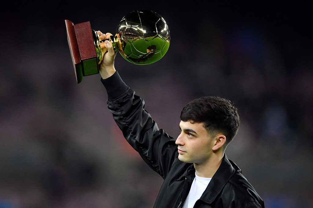 Sementara gelandang Pedri, 19, adalah pemain kunci bagi Timnas Spanyol saat mereka mencapai semifinal Kejuaraan Eropa dan memenangkan Trofi Kopa untuk pemain terbaik berusia di bawah 21 tahun pada penghargaan Ballon d'Or pada bulan November 2021.