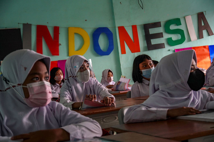 Siswa mengikuti Pembelajaran Tatap Muka (PTM) di SDN 05 Pondok Kelapa, Jakarta Timur, Selasa, 4 Januari 2022.