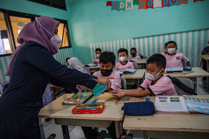 Pemprov DKI Jakarta mencatat sebanyak 10.429 sekolah di Ibu Kota melaksanakan pembelajaran tatap muka (PTM) dengan kapasitas 100 persen pada awal 2022.