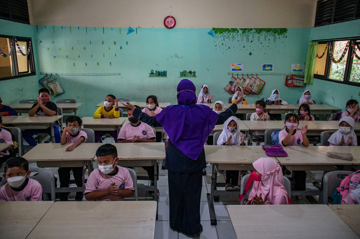 Kebijakan PTM dengan kapasitas 100 persen itu merujuk kepada Surat Keputusan Bersama (SKB) empat menteri pada 21 Desember 2021 Nomor 05/KB/2021, Nomor 1347 Tahun 2021, Nomor HK.01.08/MENKES/6678/2021, dan Nomor 443-5847 Tahun 2021 tentang Panduan Penyelenggaraan Pembelajaran di Masa Pandemi COVID-19.