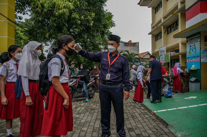Kemudian, Dinas Pendidikan DKI Jakarta juga menerbitkan aturan turunan melalui Surat Keputusan (SK) Kepala Dinas Kesehatan Nomor 1363 Tahun 2021.