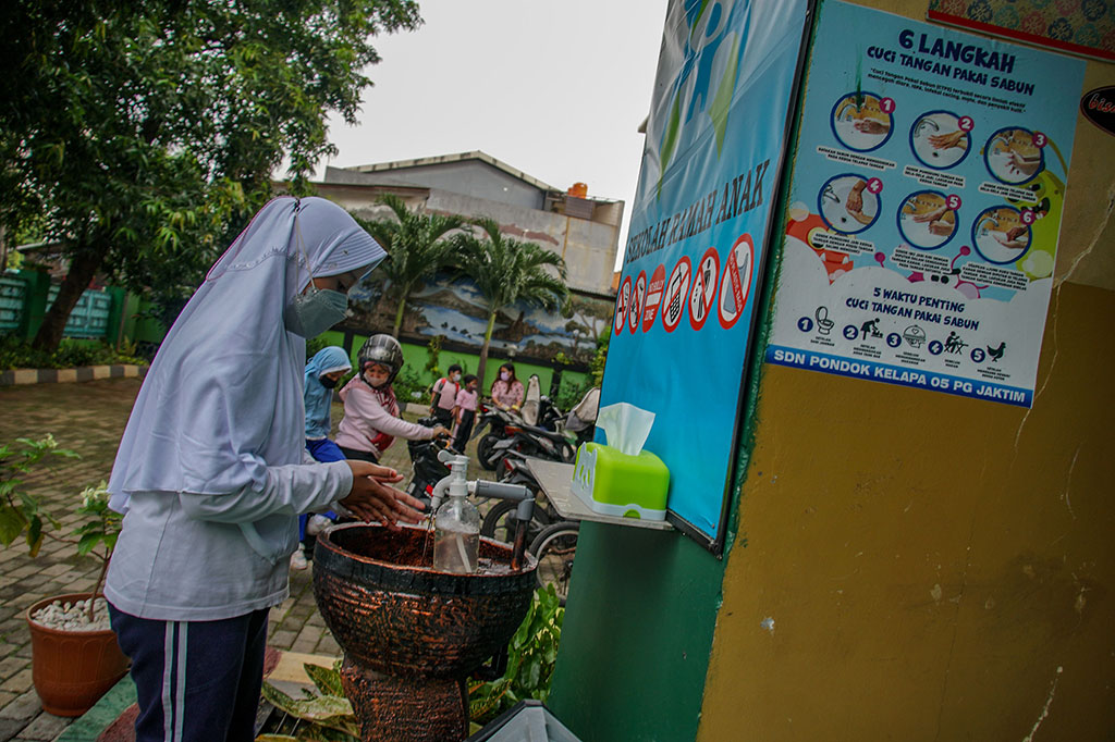 PTM dengan kapasitas 100 persen itu juga sekaligus menjadi yang pertama setelah hampir dua tahun melaksanakan pembelajaran secara daring (online) dan beberapa bulan terakhir melaksanakan PTM terbatas pada sejumlah sekolah di wilayah DKI.