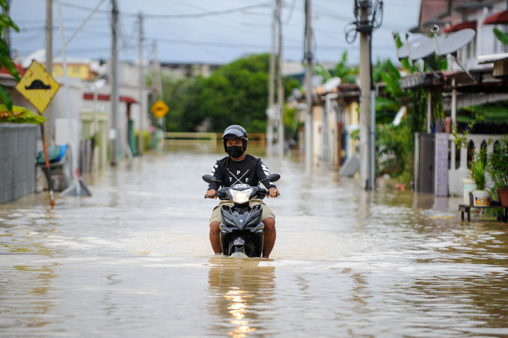 Banjir Malaysia terus memburuk akibat hujan lebat yang kembali terjadi.