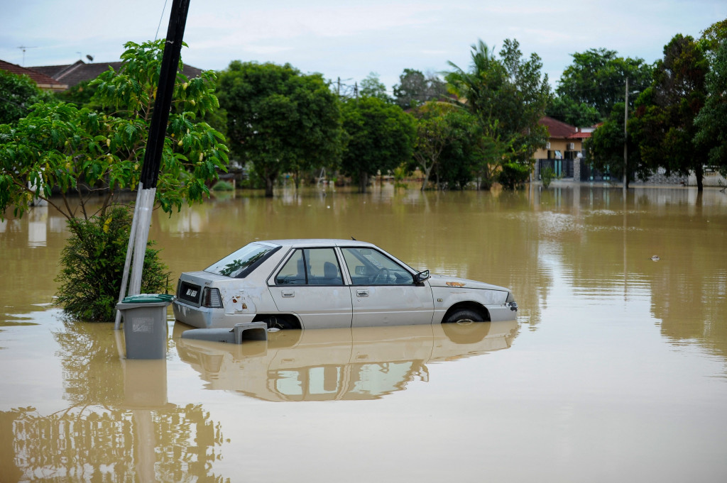 Setidaknya 50 orang meninggal akibat banjir tersebut.