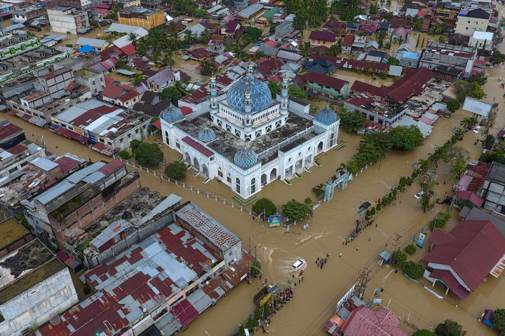 Foto udara menunjukkan bangunan, termasuk masjid, terendam banjir di Lhoksukon, Aceh Utara, Aceh, 3 Januari 2022. Banjir besar melanda Aceh Utara menyusul hujan deras di wilayah tersebut.