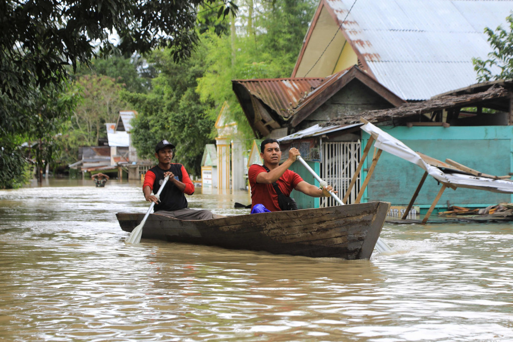 Banjir terjadi akibat intensitas hujan yang masih tinggi di wilayah tersebut.