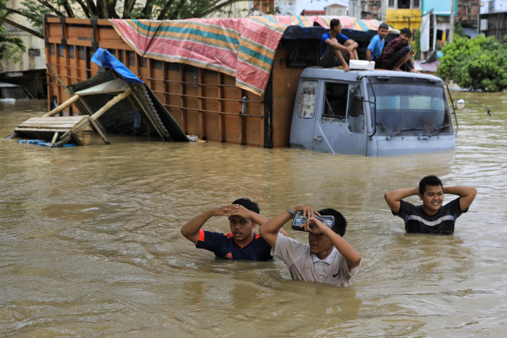 Lhoksukon menjadi kecamatan terparah di Aceh Utara yang dilanda banjir. Ketinggian air Lhoksukon mencapai dada orang dewasa.