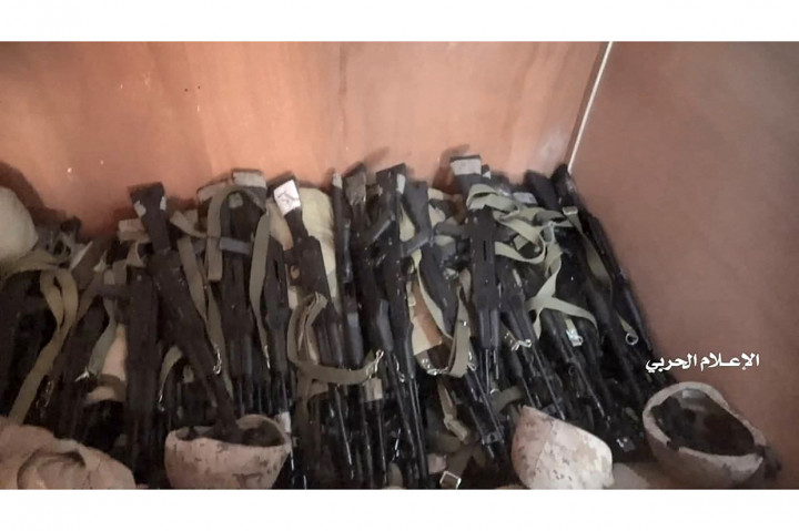 Houthi yang didukung Iran merilis sejumlah foto yang mereka sebut sebagai jeep militer dan persenjataan yang dibawa oleh kapal bernama Rwabee yang disita di perairan Laut Merah, atau tepatnya di lepas pantai Yaman.