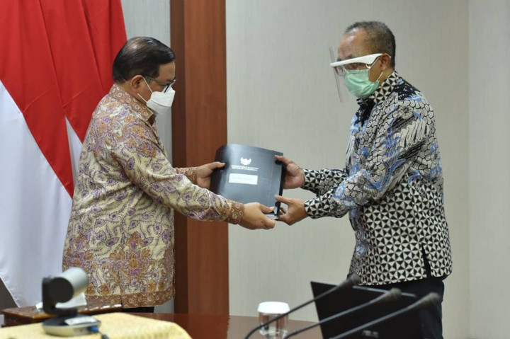 Sekretaris Kabinet Pramono Anung menyerahkan Daftar Isian Pelaksanaan Anggaran (DIPA) Sekretariat Kabinet Tahun 2022 kepada Deputi Seskab Bidang Administrasi Farid Utomo selaku Kuasa Pengguna Anggaran (KPA) Setkab, di Gedung III Kementerian Sekretariat Negara, Jakarta, Selasa, 4 Januari 2022.