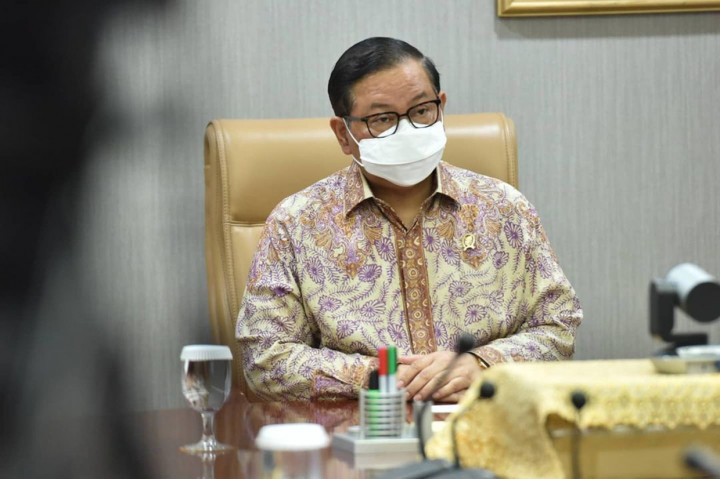 Selain DIPA, pada kesempatan ini Seskab juga menyerahkan Petunjuk Operasional Kegiatan (POK), Rincian Anggaran Biaya (RAB), dan Kerangka Acuan Kerja (KAK) kepada seluruh satuan organisasi/unit kerja di lingkungan Setkab yang diterima secara simbolis oleh Deputi Seskab Bidang Administrasi.