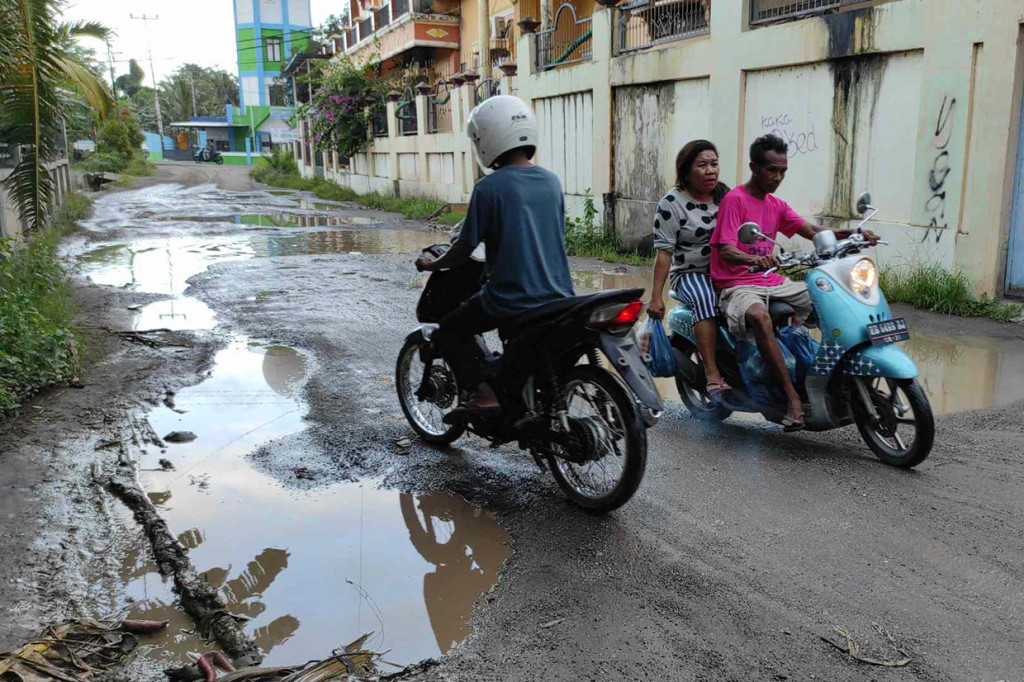 Kondisi jalan raya sudah berbentuk kubangan air di wilayah Kota Maumere, Kabupaten Sikka, Nusa Tenggara Timur, Selasa, 4 Januari 2022.