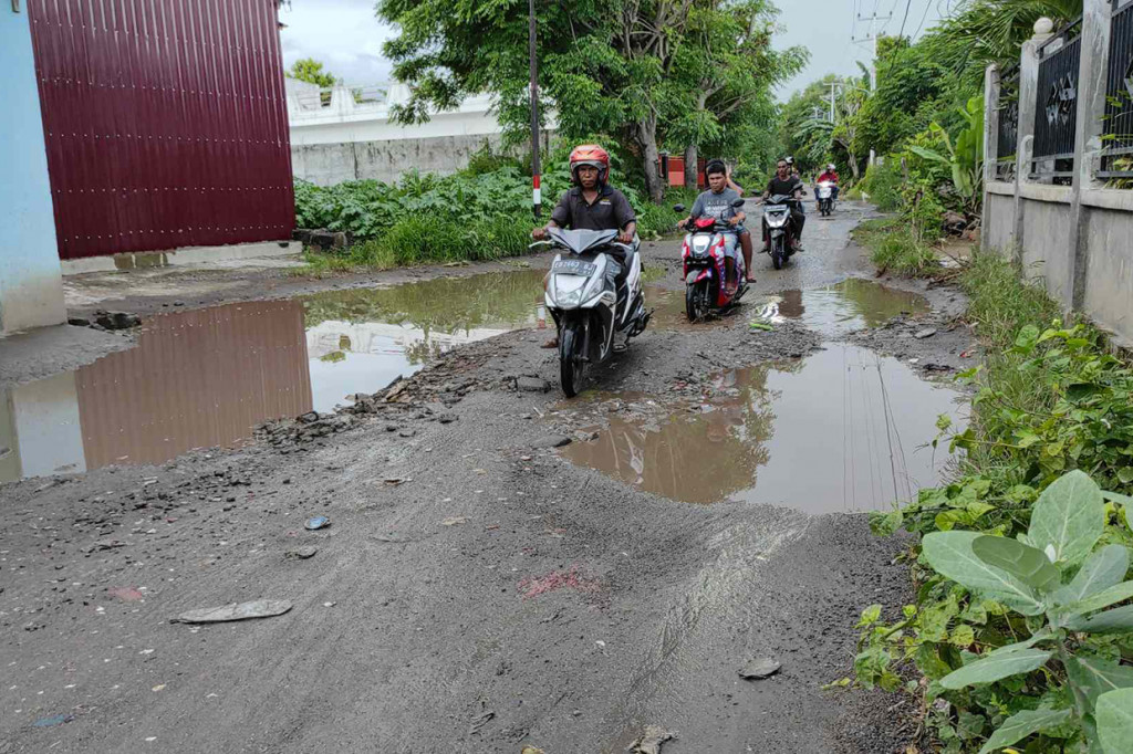 Kondisi jalan raya di belakang Pasar Alok tepatnya perbatasan antar Kecamatan Alok dan Kecamatan Alok Barat yang ada di ibukota Maumere, Kabupaten Sikka, Nusa Tenggara Timur mengalami rusak parah.