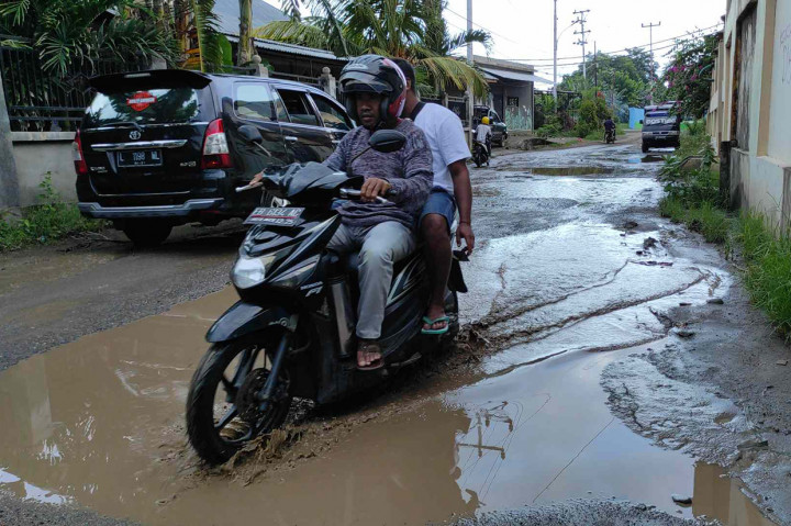 Sampai saat ini tak kunjung tersentuh perbaikan oleh pemerintah setempat. Akibatnya banyak pengendara yang mengalami kecelakaan terutama pada pedagang yang hendak menjual dagangannya di Pasar Alok.