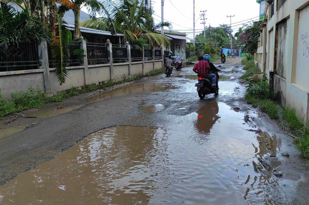 Salah satu warga, Datus mengatakan jalan raya yang ada di belakang Pasar Alok sudah mengalami kerusakan dari tahun 2017. Namun kata dia, sampai sudah memasuki tahun 2022 ini belum ada perhatian dari pemerintah untuk memperbaiki. Akibatnya banyak terjadi kecelakaan.