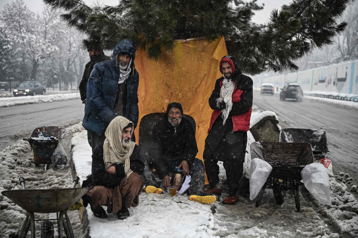 Salju musim dingin mulai mengguyur sebagian wilayah di Afghanistan. 