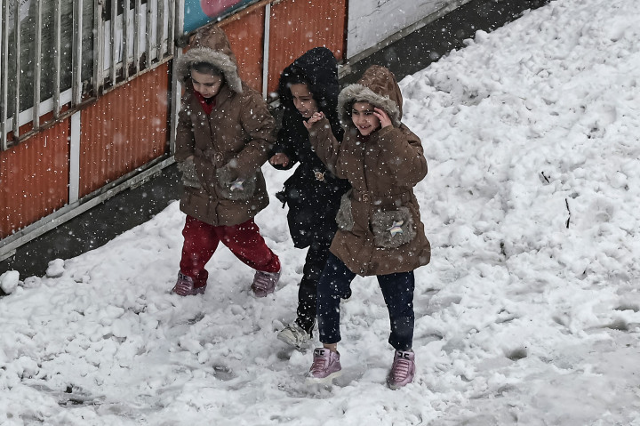 Di Kabul, turunnya salju ini disambut antusias oleh pemuda dan anak-anak. 