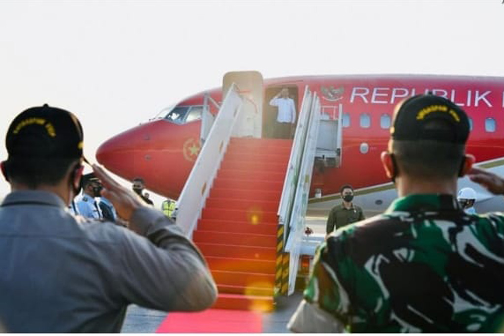 Setelah itu Presiden akan menuju Semarang untuk meresmikan Pasar Johar dan menyerahkan bantuan tunai kepada PKL dan warung di Alun-alun Kauman, Kota Semarang.