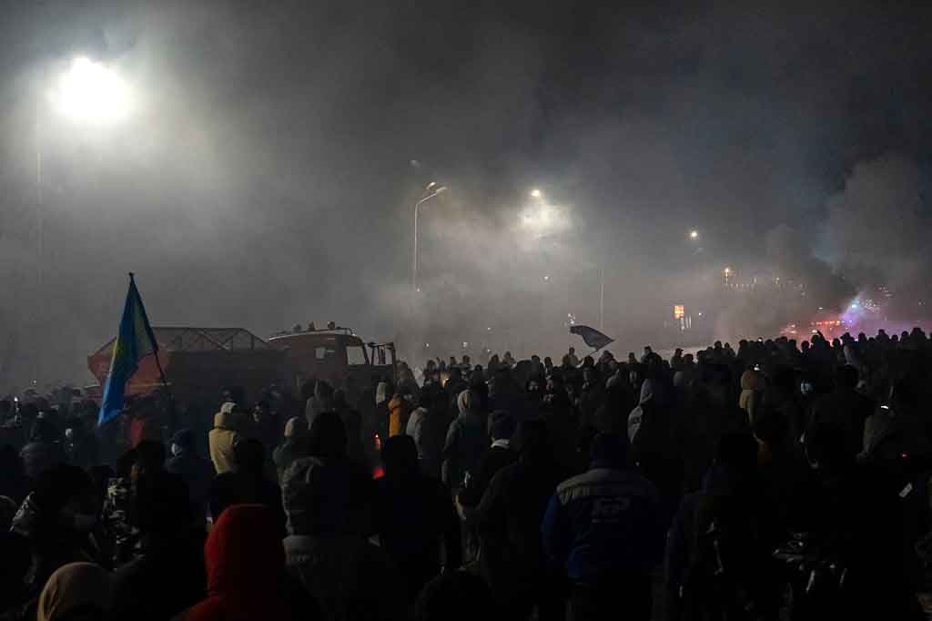 Ribuan warga turun ke jalan memprotes kenaikan harga energi di almaty, Kazakhstan, Selasa, 4 Januari 2022 waktu setempat.