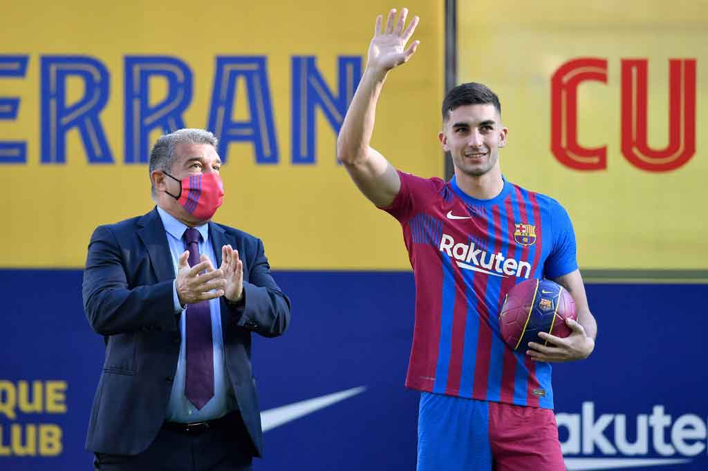 Laporta pernah kontak langsung dengan orang yang positif covid-19 sebelum menjalani tes antigen. Hasil awalnya negatif sebelum dinyatakan positif di pemeriksaan kedua.
