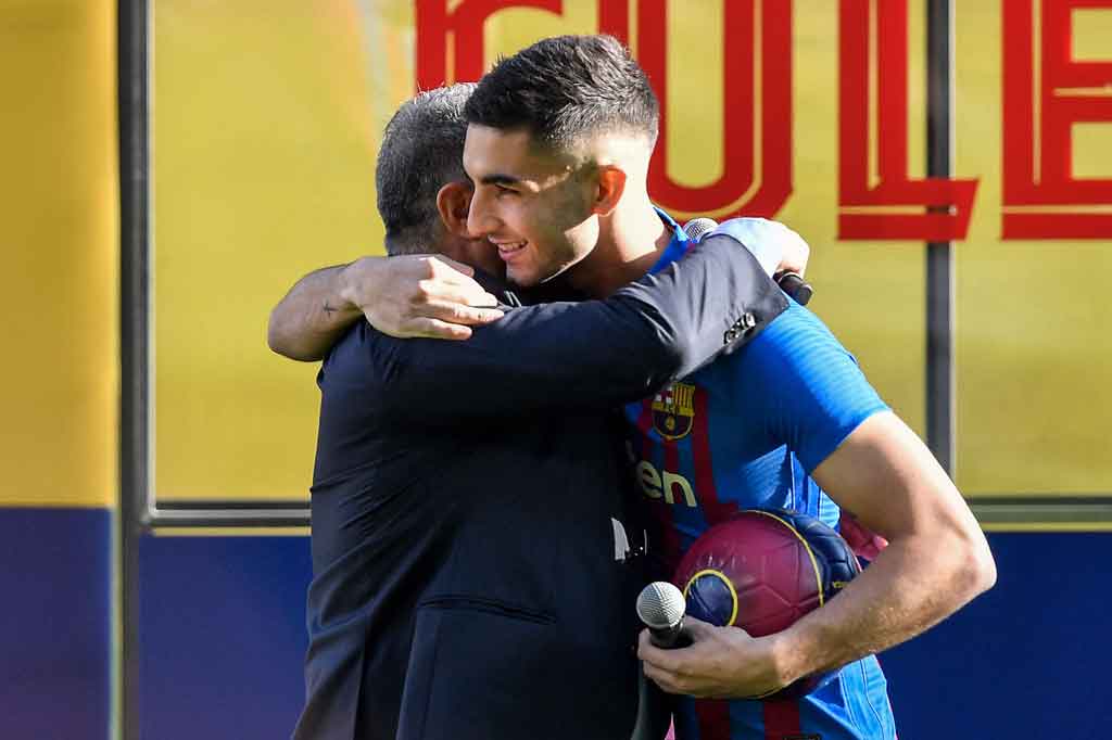 Laporta dilaporkan tidak menunjukkan gejala, tetapi diperkirakan tertular covid-19 dari Ferran Torres saat memperkenalkan sang pemain secara resmi pada Selasa, 4 Januari 2022.