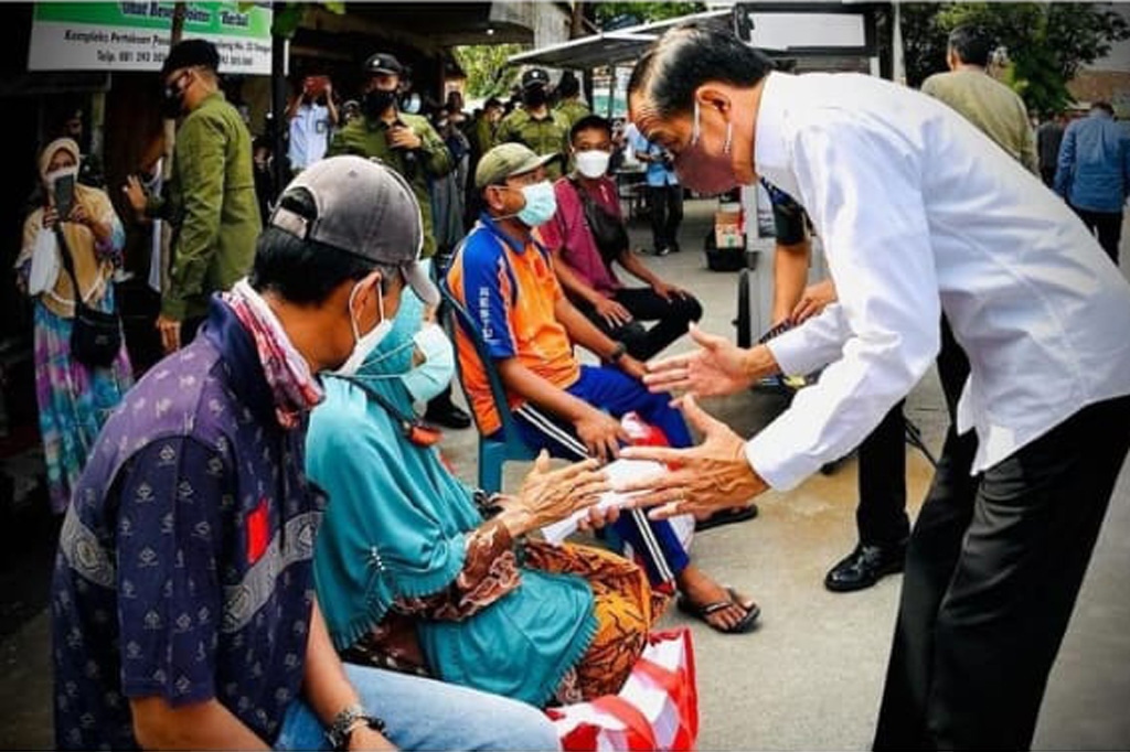 Di lokasi itu, Presiden Jokowi menyerahkan bantuan tunai kepada pedagang kaki lima (PKL) dan warung yang sehari-hari berdagang di pasar itu.