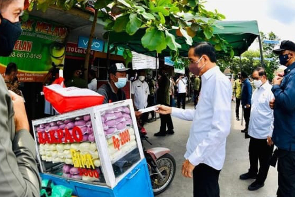 Jokowi tampak didampingi Sekretaris Kabinet Pramono Anung, Menteri Pekerjaan Umum dan Perumahan Rakyat (PUPR) Basuki Hadimuljono, Gubernur Jawa Tengah Ganjar Pranowo, dan Wakil Bupati Sragen Suroto.